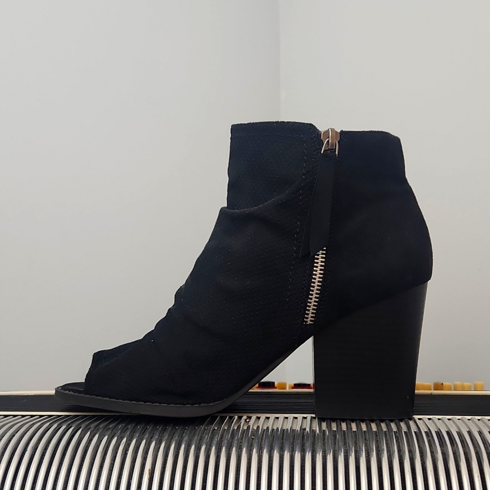 SUPER CUTE SUGAR BLACK FABRIC OPEN TOE INSIDE ZIP CHUNK HEEL ANKLE BOOTIES SZ 9
